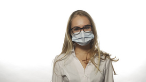 年轻护士戴着口罩6秒视频