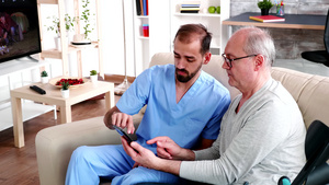 年轻男医生教老人用智能手机15秒视频