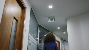 非洲裔美国女商务人士自信地走在公司办公室的走廊里18秒视频