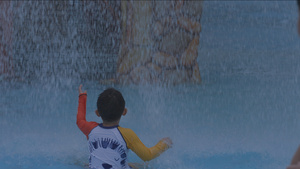 慢镜头升格拍摄4k素材夏天儿童乐园游泳池戏水欢乐冲浪的儿童背影35秒视频