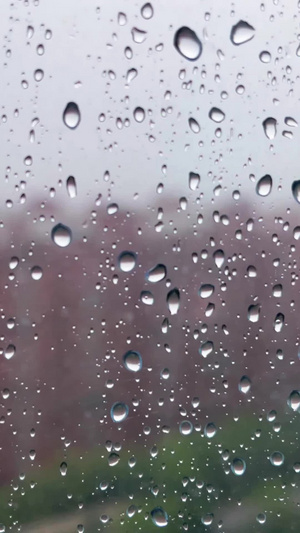 实拍夏季下雨雨滴玻璃意境空镜27秒视频