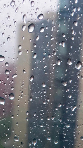 实拍夏季下雨雨滴玻璃意境空镜视频
