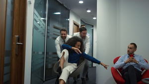 商务团体赛车椅在多样化的办公室工作场所走廊举行有趣的派对11秒视频