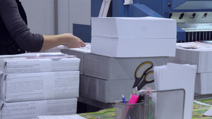 女性在印刷厂工作7秒视频