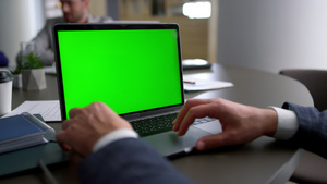 在企业团队会议上使用触摸板笔记本绿屏的商务人士20秒视频