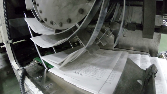 将报纸机械地折叠在印刷机传送带上的印刷机上视频