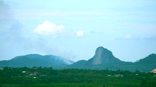 在悬崖上和山地背景的布泽达Buddha视频