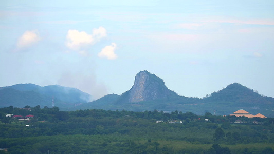 软雾在悬崖和山地背景的山丘上和布泽河边烟雾视频