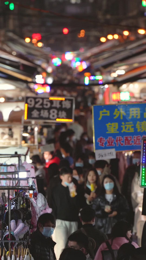 城市夜晚逛街购物的人流夜景素材小商贩60秒视频