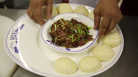 饭店后厨制作老北京炒烤肉夹馍 视频