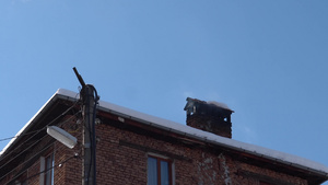 冬天从旧砖房烟囱中起烟14秒视频