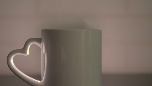 咖啡杯的烟雾放在桌子上视频