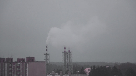 烟雾从锅炉房的烟囱中冒出来在寒冷的冬天视频