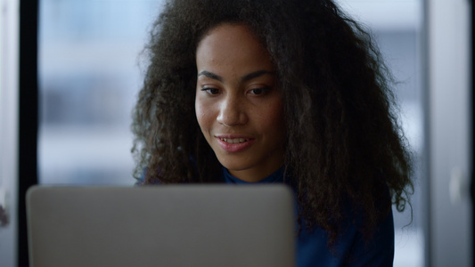 非洲裔美国女商务人士在家庭办公室工作笔记本电脑上网视频