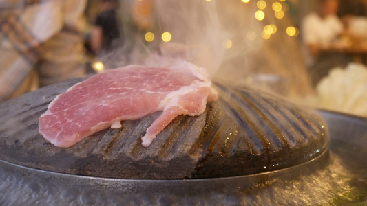 烤猪肉烧烤在饭馆用烟熏的炉灶木炭上生猪肉烤烤视频