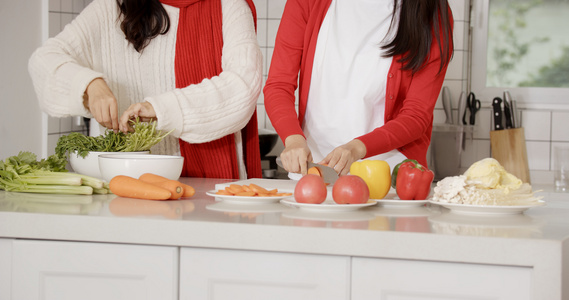 年轻女性春节居家做饭特写视频