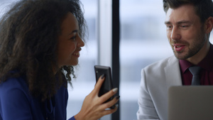 快乐的女商务人士拿着手机与办公室的男同事分享好消息6秒视频