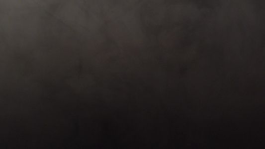 黑背景的烟雾散布于地表上视频