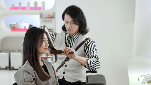 发型师为女顾客吹头发设计造型视频