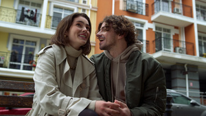 浪漫情侣在户外感到快乐 男人和女在城市街上笑20秒视频