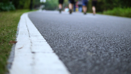 道路上跑步的人们视频