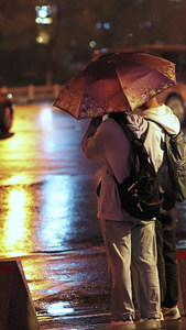 雨夜撑伞过马路的情侣电动车视频