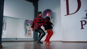 情感伴侣在室内上舞蹈课 在演播室里男人和女跳舞19秒视频