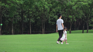4K实拍公园里父女牵手跑步背影19秒视频