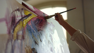 艺术画室的女画家画着油画14秒视频