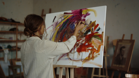 女性画家在室内创作艺术品视频