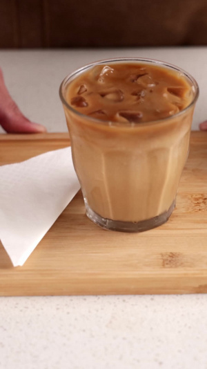 店员将冰咖啡做好推给顾客手工咖啡16秒视频