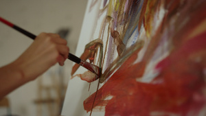 手持画笔的女画家在艺术工作室画画18秒视频
