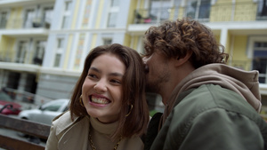 一对欢乐的情侣在城市街上低语12秒视频