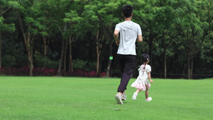 4K实拍公园里父女牵手跑步背影15秒视频