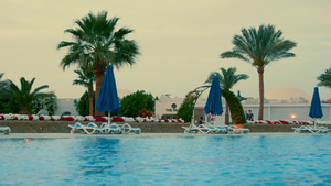 夏天晚上在Hurghada度假村的美丽游泳池15秒视频