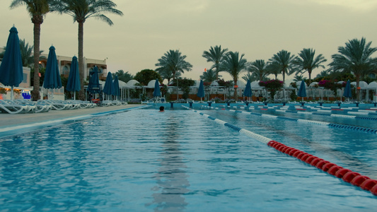 在Hurghada度假胜地的豪华露天游泳池视频