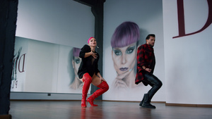 Hip Hop舞者现代俱乐部的男人和女跳舞16秒视频