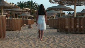 赤脚女性在埃及度假胜地的沙滩海滨度假20秒视频