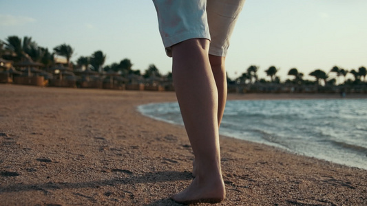 赤脚女性在海边走路腿部特写视频
