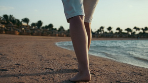 赤脚女性在海边走路腿部特写15秒视频