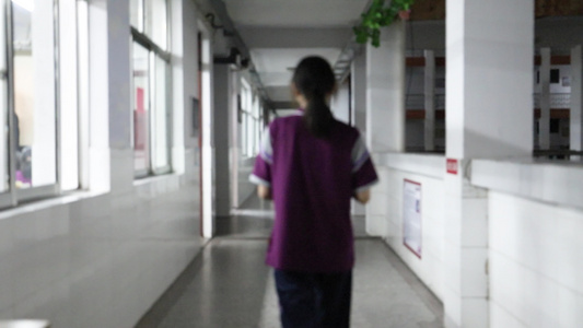 实拍学生在走廊行走的背影 [爆改]视频
