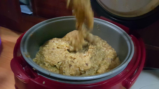 近距离观看烹饪传统帕基斯坦尼白稻Kichra称为kichra视频