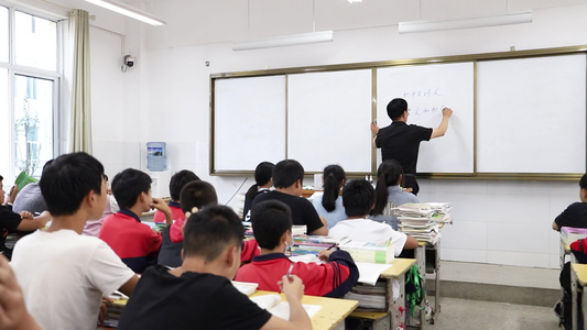 实拍老师在黑板写字上课视频