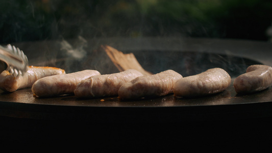 男人在后院的bbq烧烤炉上施压视频