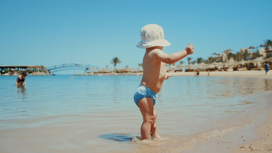 可爱宝宝在海边水中走动视频