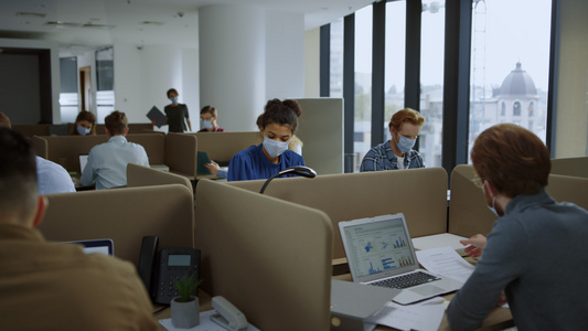 在科罗纳病毒大流行期间在办公室工作的戴面罩商人视频
