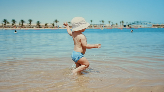 可爱的宝宝在海中玩水视频