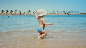 可爱的宝宝在海中玩水23秒视频