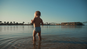 可爱的宝宝在海中玩水16秒视频