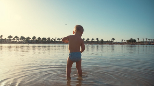 可爱宝宝在夏日海滩玩水视频